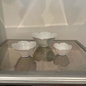 Set of 8 white lotus nesting bowls with 1 plate and 1 larger bowl